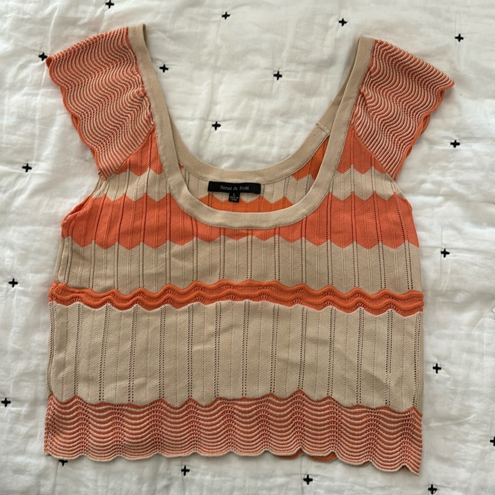NWOT Textured Knit Scalloped Top